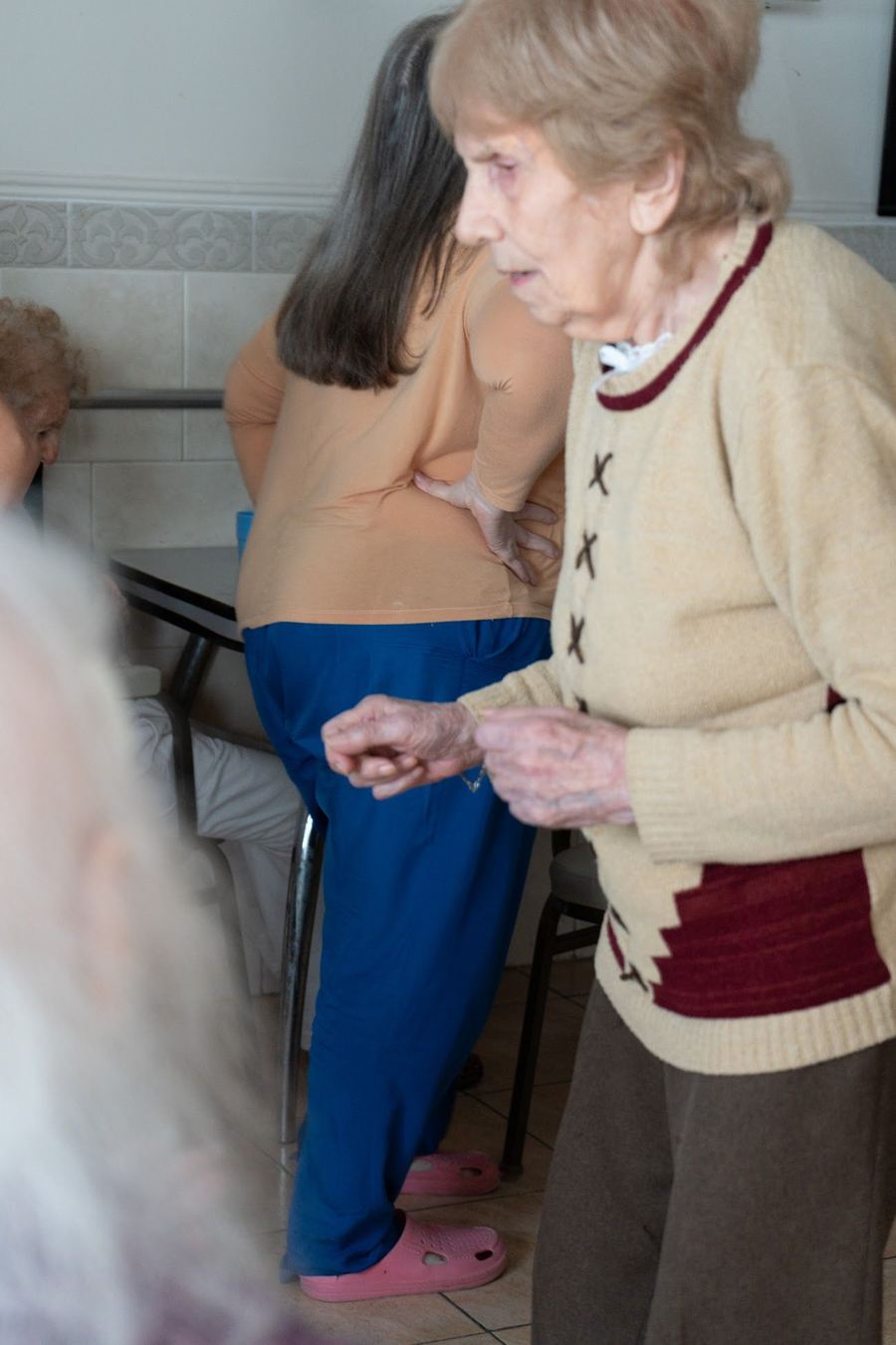 Residentes caminando durante un taller